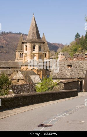 L'église de St Foy avec l'ancienne architecture romane dans la ville historique de Conques Aveyron Midi-Pyrénées France Banque D'Images