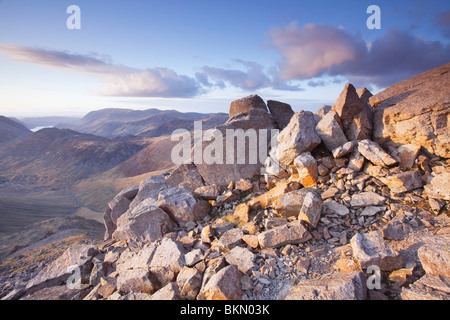 Vue en direction nord jusqu'à la recherche de près du sommet du grand Gable dans le district du lac sur une après-midi de printemps Banque D'Images