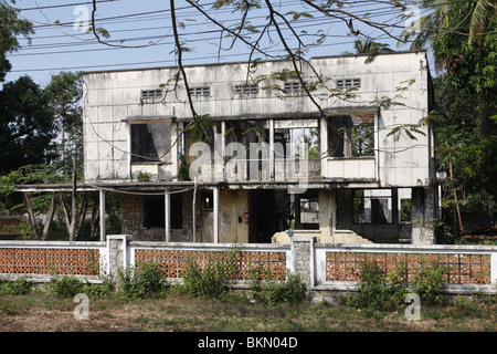 Une villa en ruine à Kep, au Cambodge. Kep, ancienne station balnéaire populaire, a été en grande partie détruit pendant la famine de 1979 Banque D'Images