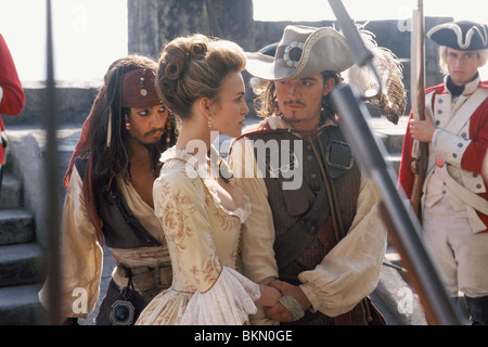 PIRATES DES CARAÏBES : LA MALÉDICTION DU BLACK PEARL (2003) Johnny Depp, Keira Knightley, Orlando Bloom DISNEY CRÉDIT CRIR Banque D'Images