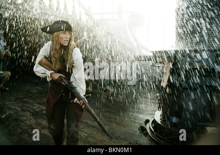 PIRATES DES CARAÏBES : DEAD MAN'S CHEST (2006) Keira Knightley DISNEY CRÉDIT CPGC 001-30 Banque D'Images