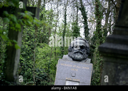 La tombe de Karl Marx dans le Cimetière de Highgate à Londres Banque D'Images