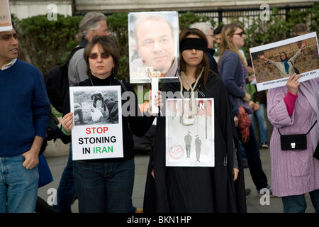 Mai 24 mars et rassemblement à Trafalgar Square, le 1er mai 2010 manifestants silencieux contre régime en Iran Banque D'Images