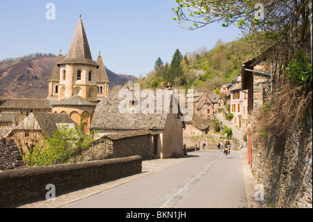 L'église de St Foy avec l'ancienne architecture romane dans la ville historique de Conques Aveyron Midi-Pyrénées France Banque D'Images