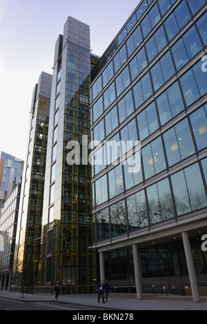 Aspect angulaire de l'entrée principale de Marks and Spencer's nouveau siège au bord de l'eau dans la maison,North Wharf Road, Londres, Angleterre. Banque D'Images