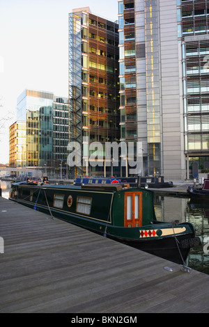 Tôt le matin, la paix et la tranquillité à Paddington Basin,un très gros projet de réaménagement et de construction en cours. Banque D'Images