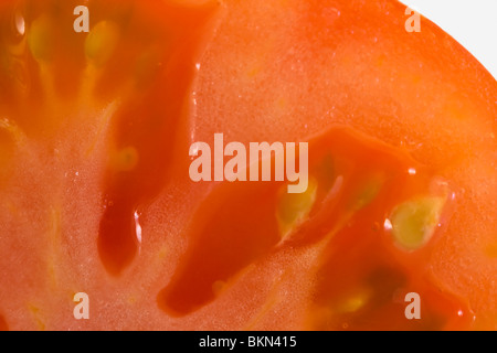 Macro d'une tomate rouge juteux en tranches Banque D'Images