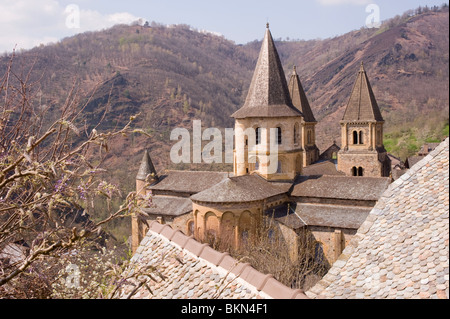 L'église de St Foy avec l'ancienne architecture romane dans la ville historique de Conques Aveyron Midi-Pyrénées France Banque D'Images