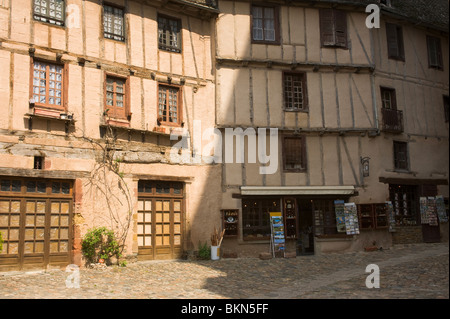 Magnifique Cité Médiévale architecture romane en place de l'Eglise dans l'ancienne ville de Conques Aveyron Midi-Pyrénées France Banque D'Images