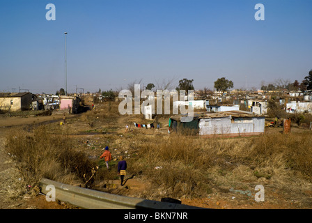 Bidonville de Soweto en attente de la régénération. L'indiquent les peint le complot qu'une nouvelle maison sera construite sur Banque D'Images