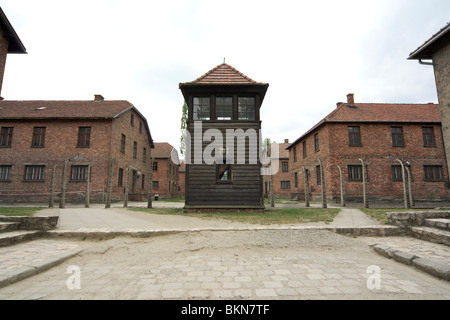 Camp de concentration d'Auschwitz 1 avec tour de garde en bois et en brique rouge et composé de blocs d'habitation à Oswiecim en Pologne Banque D'Images