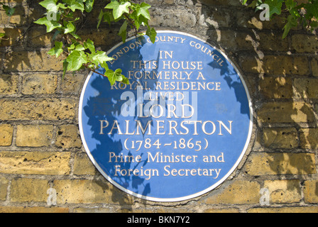 Le london county council blue plaque marquant un accueil de politicien lord Palmerston, dans Piccadilly, Londres, Angleterre Banque D'Images