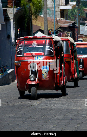 Les petits taxis à trois roues Santiago de Atitlan Guatemala Banque D'Images