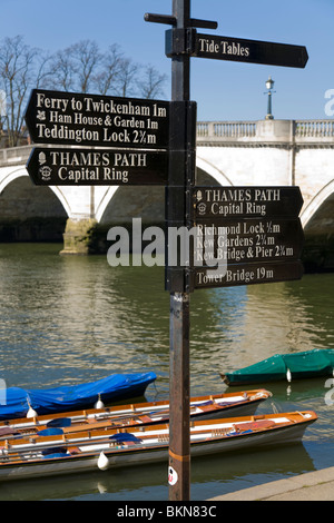 Lampadaire avec direction / direction de Thames Path ; Capital ; anneau de Twickenham. Nr Richmond Bridge, Richmond upon Thames. UK. Banque D'Images