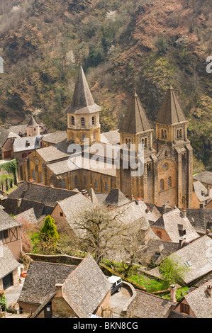 Eyriel Vue sur la belle ville médiévale de Conques avec l'ancienne architecture française Aveyron Midi-Pyrénées France Banque D'Images