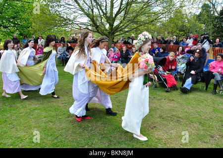 La 'May Queen' défilent, le Ickwell Ickwell peut jour Festival, Green, Ickwell, Bedfordshire, England, United Kingdom Banque D'Images