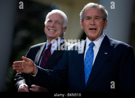 Le Président George W Bush approuve le sénateur John McCain au cours de l'élection présidentielle de 2008. Banque D'Images