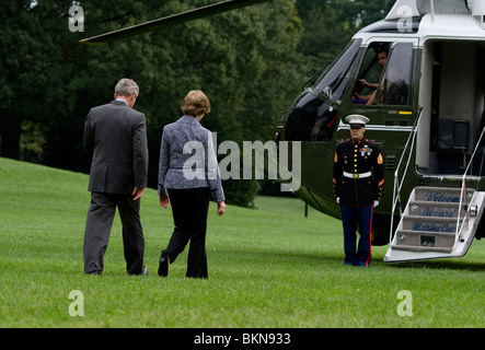 Le Président George Bush et la Première dame Laura Bush s'écarter la pelouse Sud de la Maison Blanche à bord de l'un Banque D'Images
