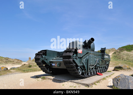 La Seconde Guerre mondiale Deux Churchill AVRE MK VIII tank à WW2 Juno Beach, Courseulles-sur-Mer, Normandie, France Banque D'Images