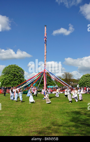 Les enfants dansant autour d'Aubecq, le Ickwell Ickwell peut jour Festival, Green, Ickwell, Bedfordshire, England, United Kingdom Banque D'Images