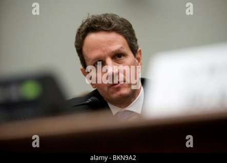 Le Secrétaire au Trésor Timothy Geithner témoigne sur la colline du Capitole. Banque D'Images