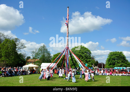 Les enfants dansant autour d'Aubecq, le Ickwell Ickwell peut jour Festival, Green, Ickwell, Bedfordshire, England, United Kingdom Banque D'Images