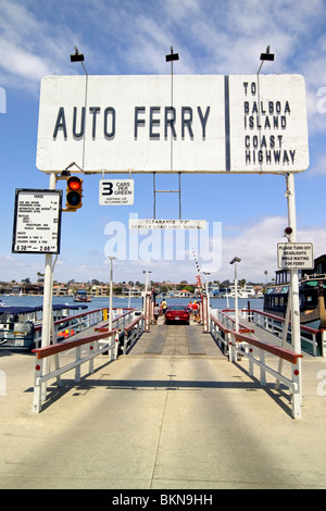 Trois voitures historiques partent traverser Newport Harbor entre la zone d'amusement sur la péninsule de Balboa et Balboa Island à Newport Beach, Californie, USA. Banque D'Images