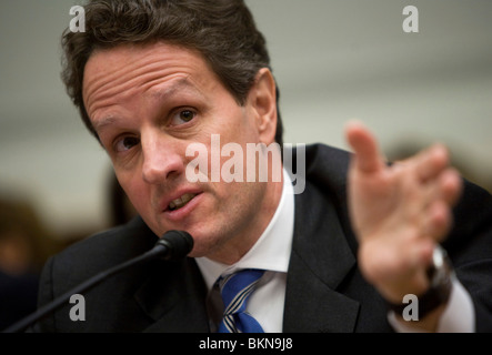 Le Secrétaire au Trésor Timothy Geithner témoigne sur la colline du Capitole. Banque D'Images