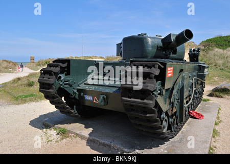 Seconde Guerre mondiale Deux Churchill AVRE MK VIII tank à WW2 Juno Beach, Courseulles-sur-Mer, Normandie, France Banque D'Images