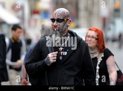 Homme avec tatouage au visage en se promenant dans les rues de Brighton UK Banque D'Images