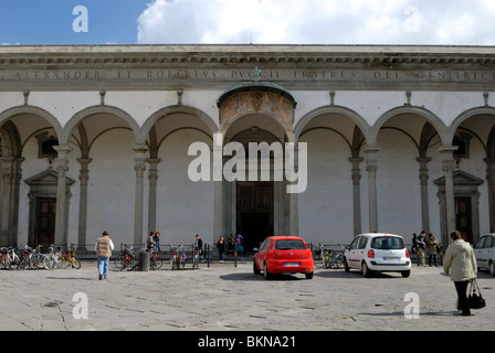 Une façade de la Chiesa della SS Annunziata, l'église de la Sainte Annonciation, construit en 1250 et reconstruit par Michelozzo entre Banque D'Images