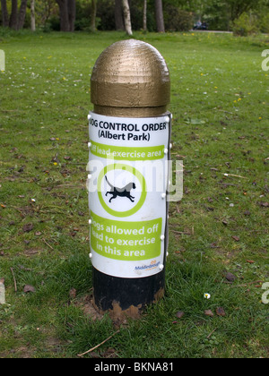 Le contrôle des chiens Ordonnance Avis montrant où les chiens peuvent être admis au large de l'initiative pour l'exercice dans le Parc Albert Middlesbrough Banque D'Images