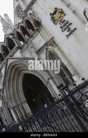 Conçu par l'architecte George Edmund Street,l'entrée principale de la Cour royale de Justice dans le Strand. Banque D'Images