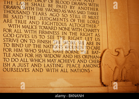 Le paragraphe final du président Lincoln's 2e adresse inaugurale sculptés sur le mur du Lincoln Memorial, Washington DC USA Banque D'Images