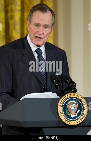 Le Président George W Bush, l'ancien président George Bush, la Première dame Laura Bush et ex-Première Dame Barbara Bush. Banque D'Images