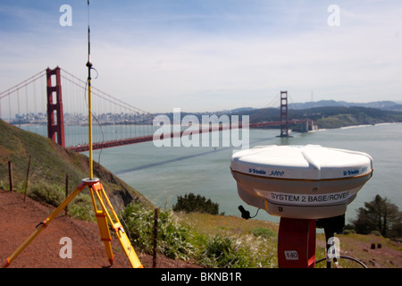 L'équipement d'arpentage près du Golden Gate Bridge, vraisemblablement pour la surveillance de la faille de San Andreas. Banque D'Images