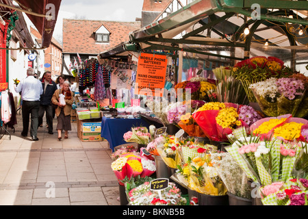 Marché animé de Newgate dans le centre de York, Yorkshire, UK Banque D'Images