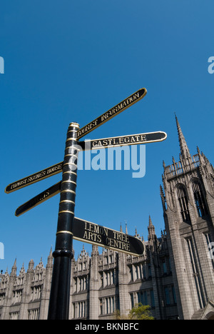Signposts avec Marishal College dans l'arrière-plan Banque D'Images