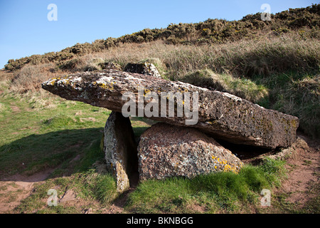 King's Quoit tombeaux néolithiques sur le chemin de la côte du Pembrokeshire, Pays de Galles Manorbier UK Banque D'Images