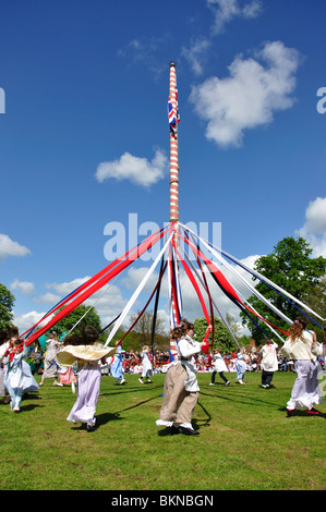 Les enfants dansant autour d'Aubecq, le Ickwell Ickwell peut jour Festival, Green, Ickwell, Bedfordshire, England, United Kingdom Banque D'Images