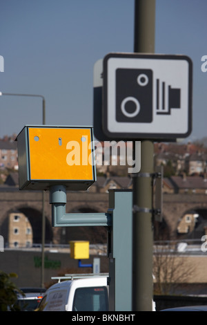 Vitesse jaune les caméras de circulation et des panneaux d'avertissement sur une route à Buxton Derbyshire, Angleterre, Royaume-Uni Banque D'Images