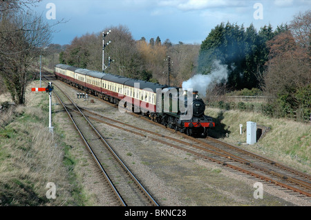 Réservoir du moteur n° Ex GWR 4141 transmet les signaux de sémaphore sur la Great Central Railway, Leicestershire, England, UK Banque D'Images
