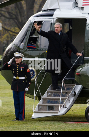 Le Président George W Bush les vagues de Marine One. Banque D'Images