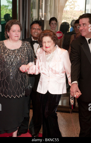 Helen Thomas arrive pour l'Association des journalistes accrédités auprès de la Maison Blanche le dîner. Banque D'Images