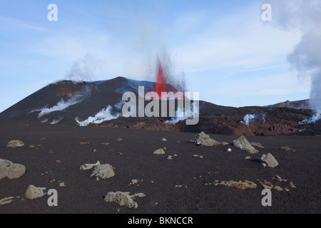 Fontaines de lave au démarrage de l'Islande Eyjafjallajökull éruption volcanique au crépuscule Mars 2010 Banque D'Images