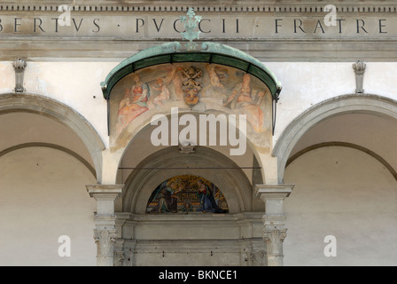 Une façade de la Chiesa della SS Annunziata, l'église de la Sainte Annonciation, construit en 1250 et reconstruit par Michelozzo entre Banque D'Images