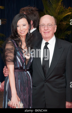 Rupert Murdoch et son épouse Wendi Deng (R) arrivent à l'Association des journalistes accrédités auprès de la Maison Blanche le dîner . Banque D'Images