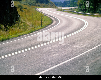 Route sinueuse, l'US Highway 89, par Yankee Jim Canyon, comté de Park, Montana, USA. Banque D'Images