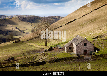 Voir traverser la plaine du Cheshire de High Peak dans le Derbyshire, y compris des champs et une ferme outhouse. Banque D'Images