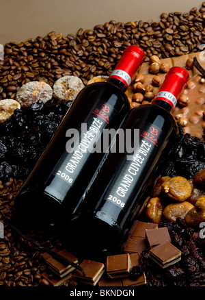Des bouteilles de vin avec des fruits secs et du chocolat Banque D'Images
